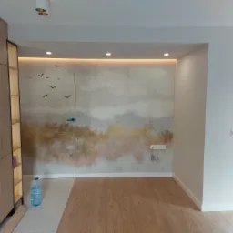 Nowoczesne wnętrze: drewniane panele podłogowe, ściana z motywem ptaków i ukryte drzwi z niebieską klamką. Minimalistyczny design z subtelnym oświetleniem LED.