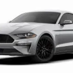 Srebrny Ford Mustang z czarnymi felgami na białym tle. Widoczne detale: reflektory LED, emblemat konia na grillu i sportowa sylwetka. Auto po detailingu.