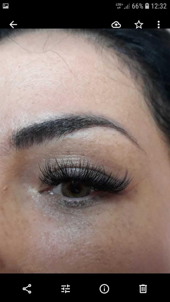 Zbliżenie na oko z wyraźnie przedłużonymi rzęsami, widoczna brwi i delikatny makijaż oka.