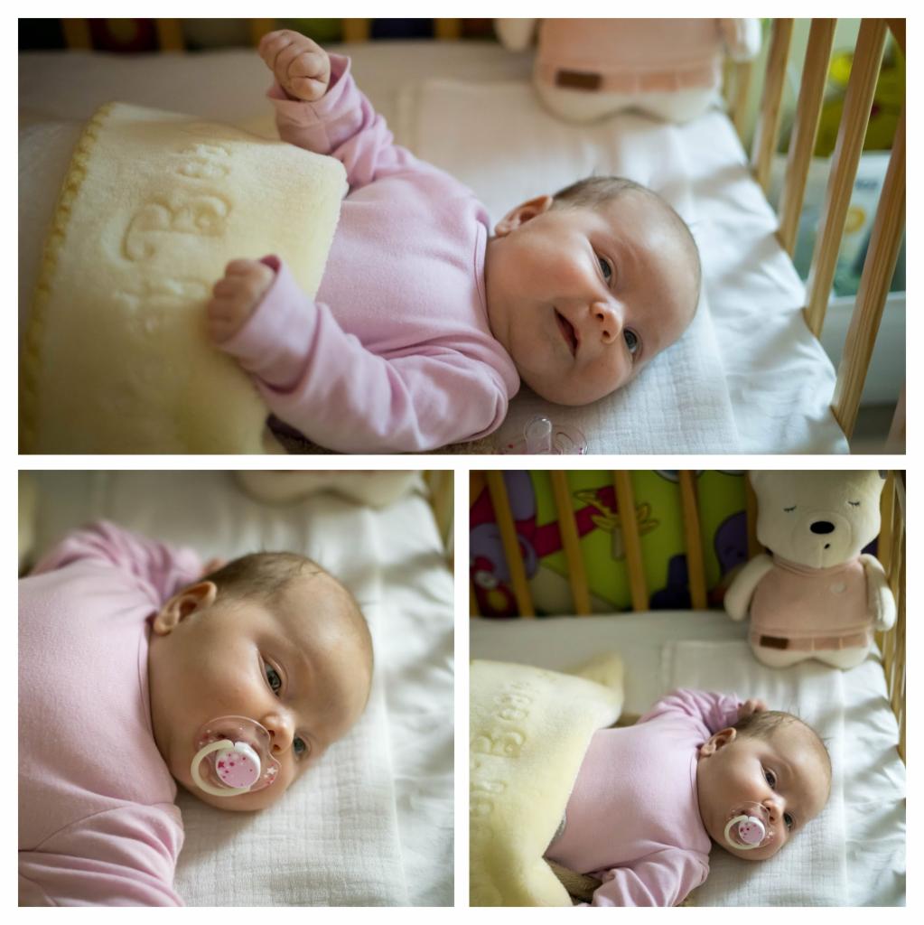 Kolaż przedstawiający niemowlę w różowym ubranku leżące w łóżeczku, z pluszowym misiem i kremową poduszką z wytłoczonym napisem.