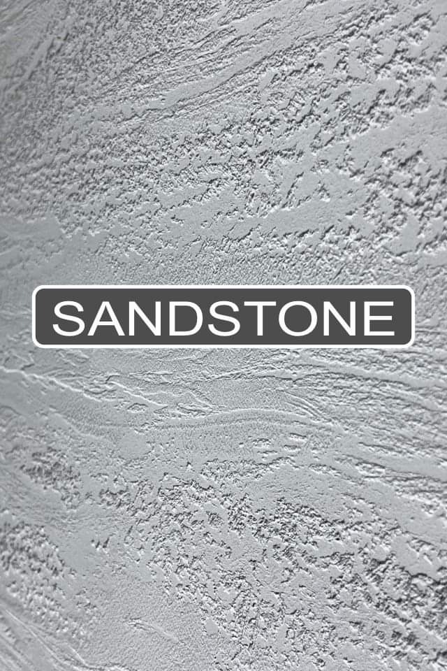 Szara ściana z fakturą piaskowca i napisem SANDSTONE w prostokątnej ramce.