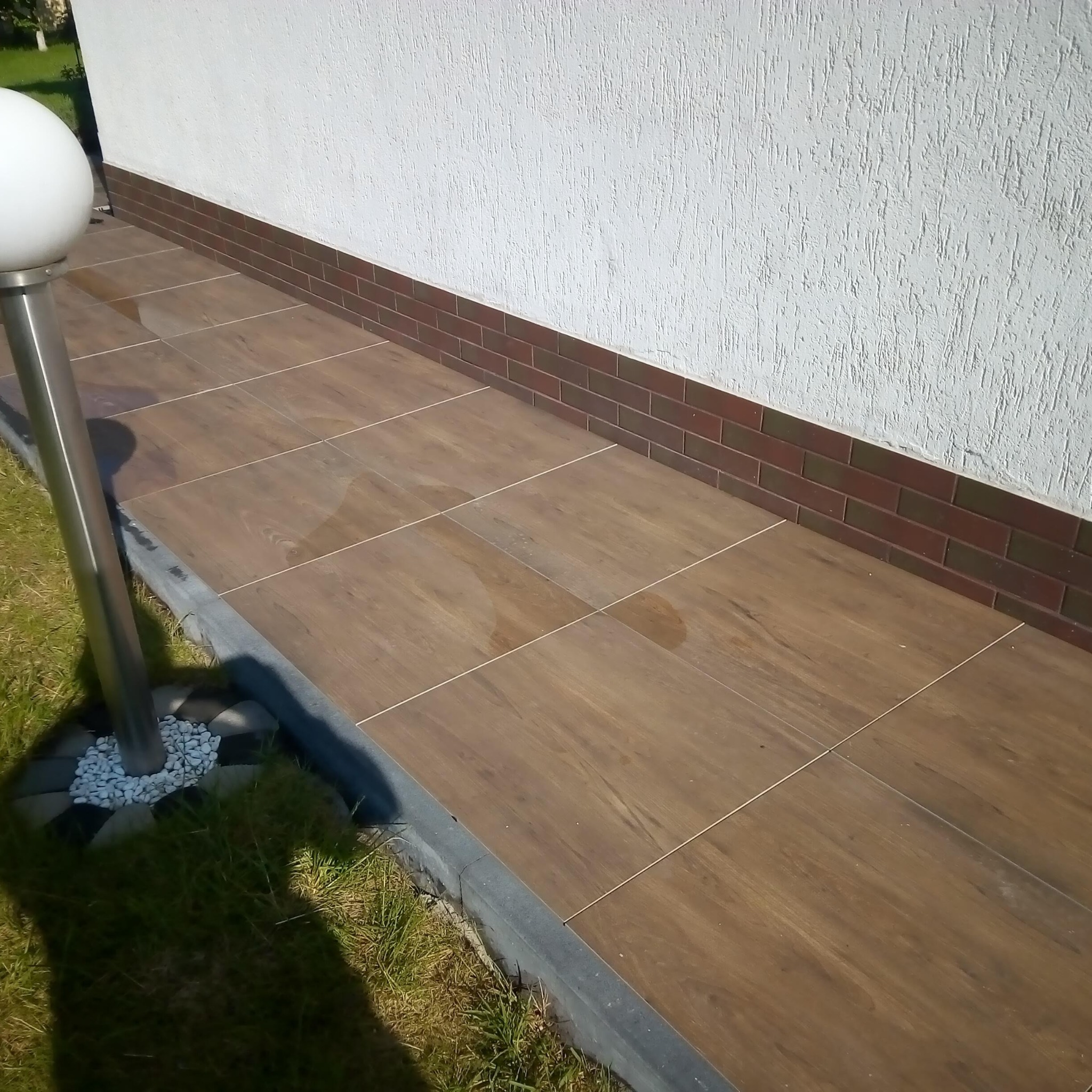 Taras wykonany w systemie 'Wentylowanym ,płytki gresowe 60cmx60cm