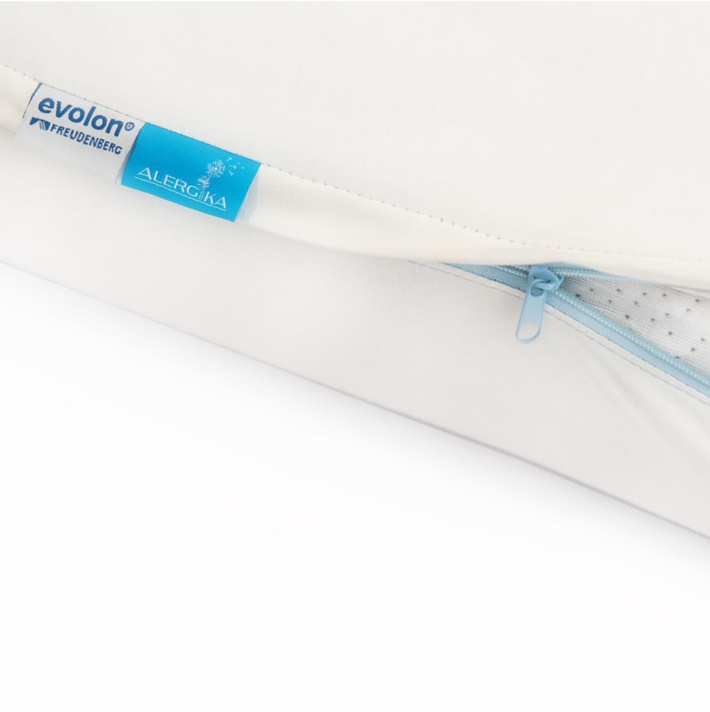 Biała poszewka na poduszkę z jasnoniebieskim zamkiem błyskawicznym i widoczną etykietą 'evolon' i 'ALERGIKA'.