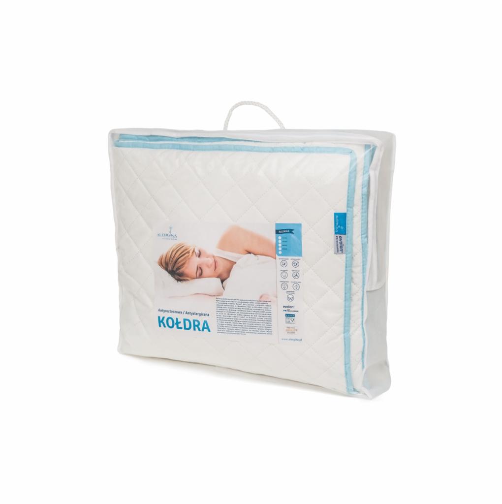Kołdra antyalergiczna w przezroczystym opakowaniu z uchwytem, widoczna etykieta z wizerunkiem śpiącej kobiety i informacjami o produkcie.
