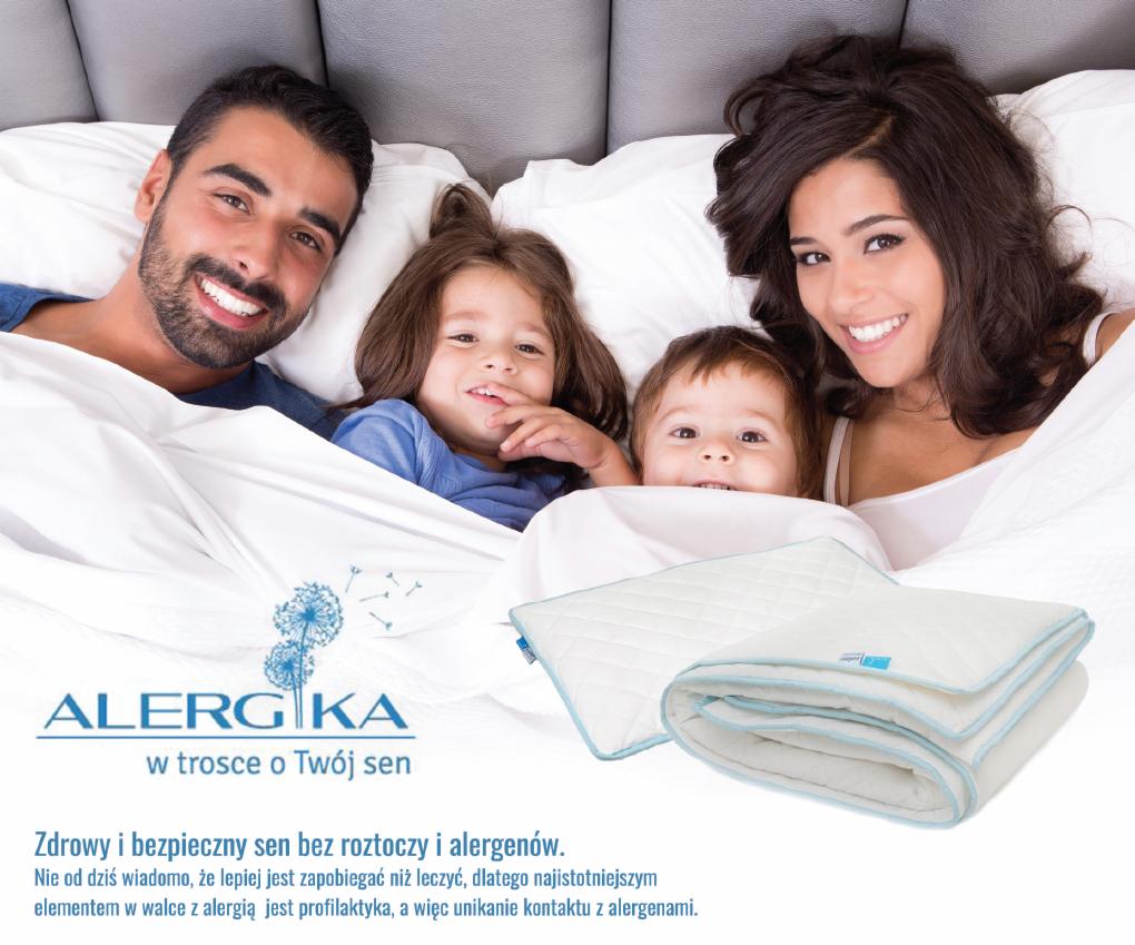 Uśmiechnięta rodzina (ojciec, matka, dwójka dzieci) leżąca w białej pościeli z antyalergiczną kołdrą i poduszką, widoczny fragment logo marki Alergika.