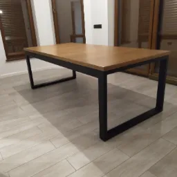 Stół z drewnianym blatem i czarnymi, metalowymi nogami o minimalistycznym, geometrycznym designie, ustawiony na podłodze wyłożonej jasnymi płytkami imitującymi drewno, z widocznymi oknami w tle.