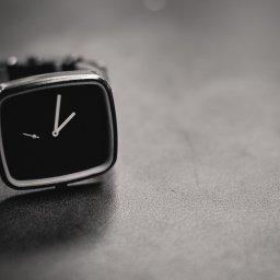 Termin roszczenia o zadośćuczynienie zależy od okoliczności, ale ogólna zasada to 3 lata od dnia, gdy poszkodowany dowiedział się o szkodzie i osobie za nią odpowiedzialnej. Jeśli szkoda powstała w wyniku przestępstwa, termin wynosi 20 lat od zdarzenia.