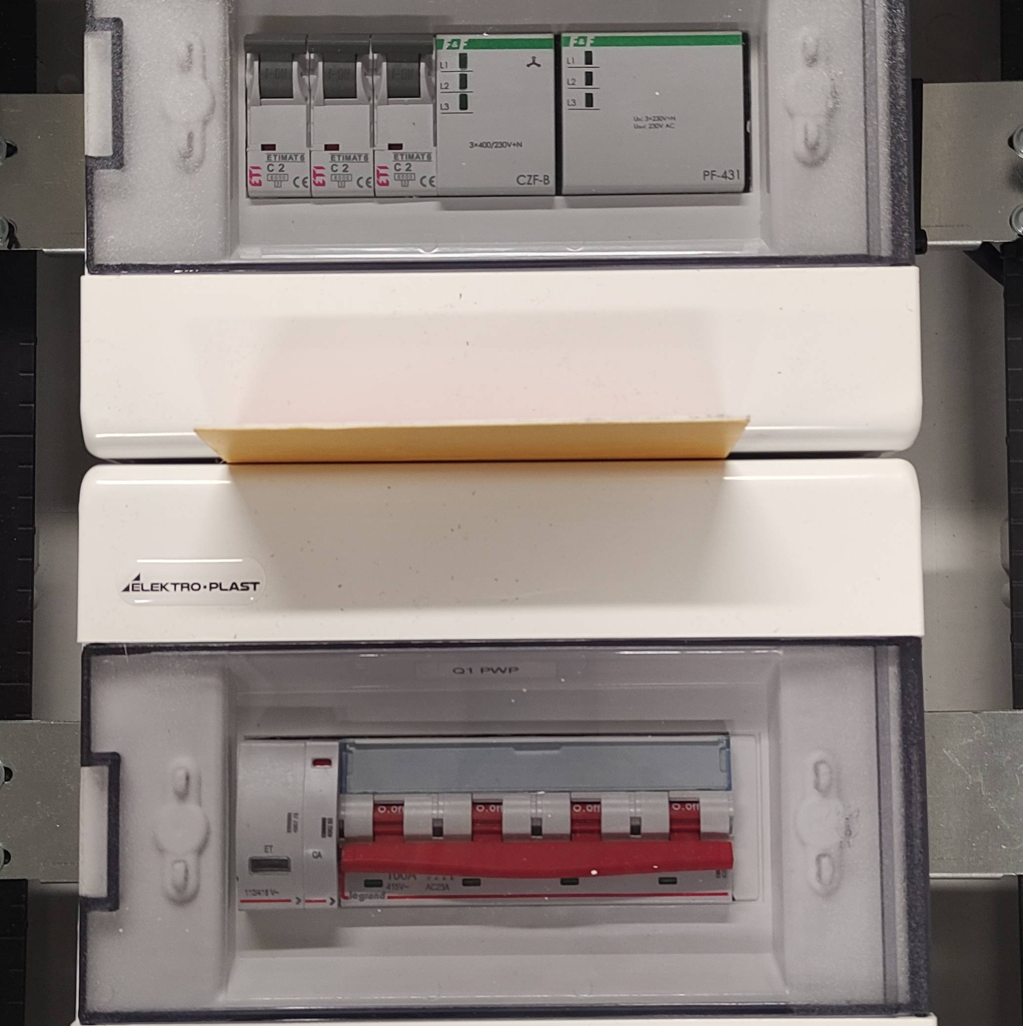 Rozdzielnica elektryczna Elektro-Plast z zainstalowanymi bezpiecznikami ETIMAT 6 C2 i wyłącznikami, widoczne oznaczenia L1, L2, L3 oraz napięcie 3x400/230V+N i 3x230V AC.