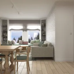 Jasne wnętrze z drewnianym stołem, krzesłami z zielonymi poduszkami, szarą sofą z poduszkami, oknem z siedziskiem i dekoracjami w półkach, oświetlone lampą ze sznurka.