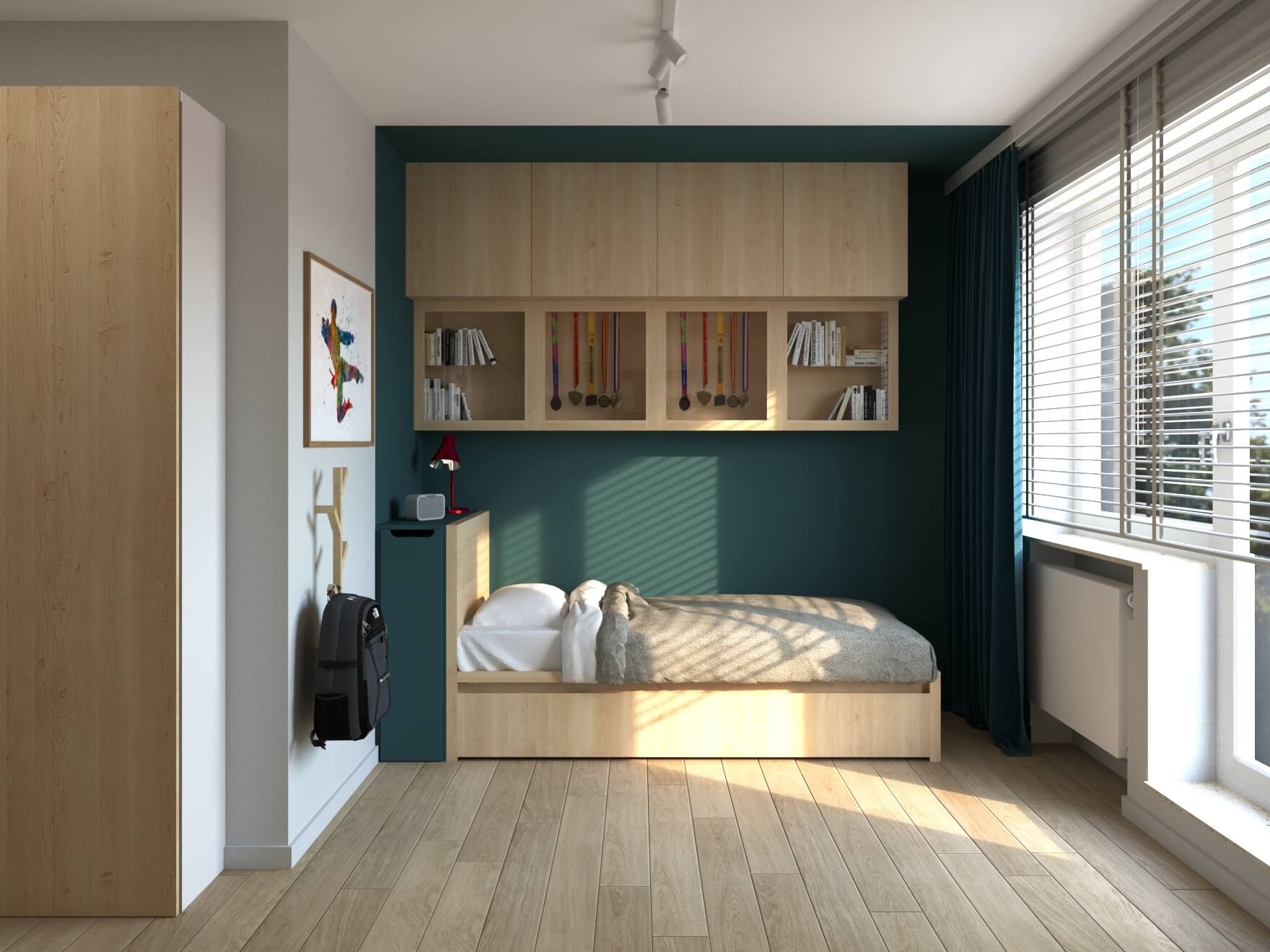 Pokój młodzieżowy z drewnianymi meblami: szafa, szafki wiszące nad łóżkiem z półkami na książki i medale, plecak wiszący na wieszaku, okno z żaluzjami.