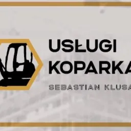 Grafika reklamowa z sylwetką koparki w żółtym heksagonie i napisem 'USŁUGI KOPARKAMI Sebastian Klusak' na rozmytym tle miejskiego krajobrazu z dźwigami.