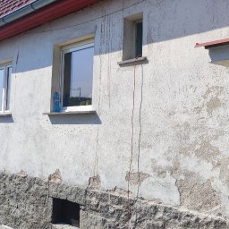 przed wykonaniem warstwy zbrojącej(siatka i klej) oraz tynku silikonowego.