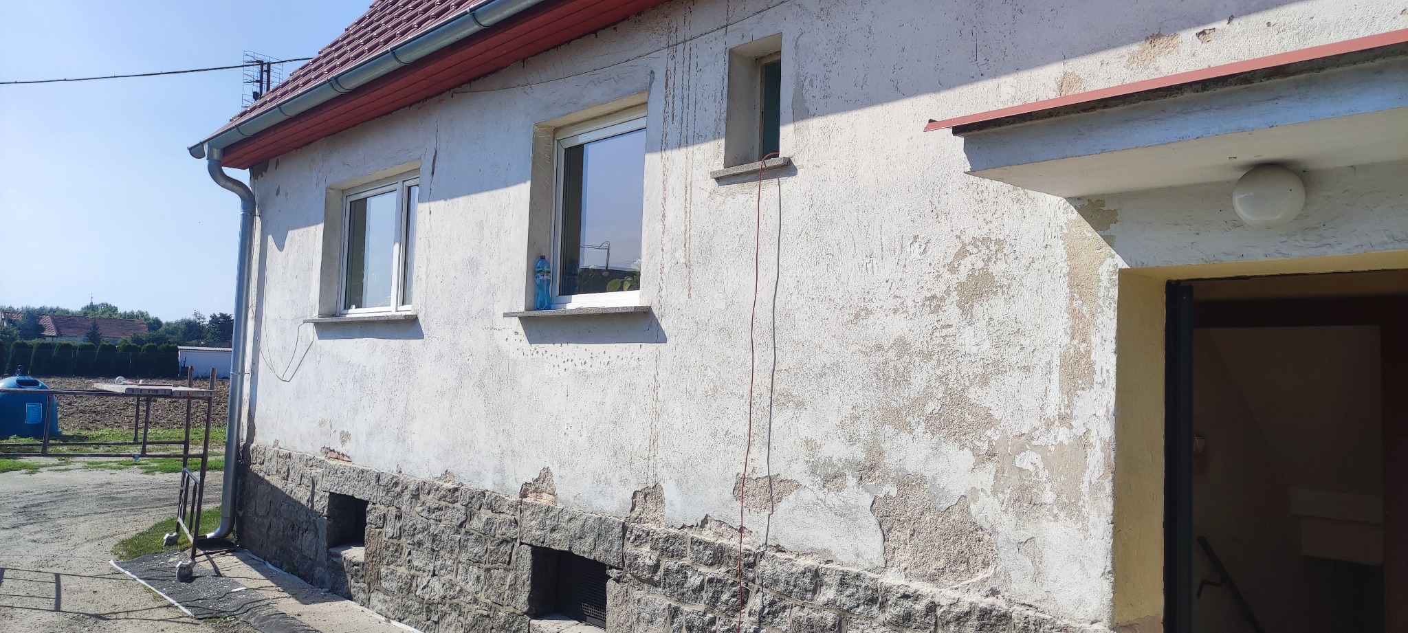 przed wykonaniem warstwy zbrojącej(siatka i klej) oraz tynku silikonowego.