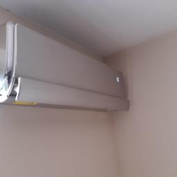 Mikart - Zamontowany, nowoczesny klimatyzator z wyświetlaczem temperatury (30 stopni Celsjusza) na ścianie w Golędzinowie, model u-crown.