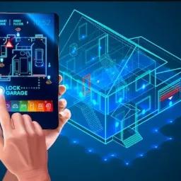 Grafika przedstawia interfejs tabletu z aplikacją do zarządzania inteligentnym domem, na tle schematycznego, niebieskiego rysunku 3D domu z garażem; palec dotyka ikony z kłódką i napisem 'LOCK...