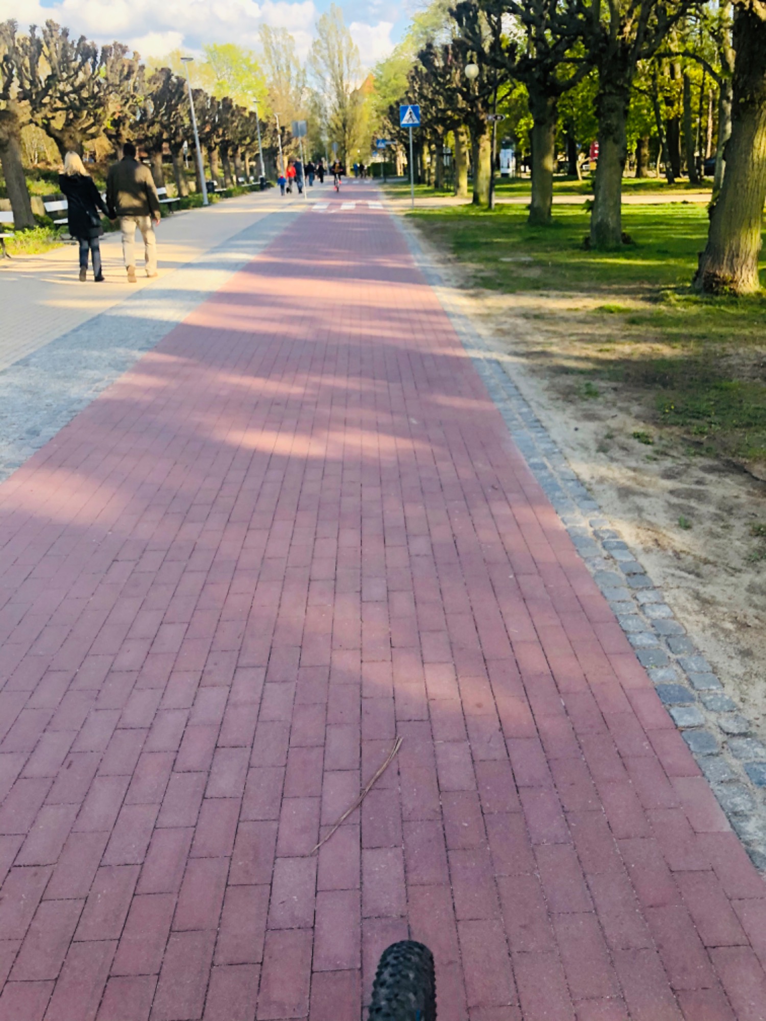 ... 1360 m kostki brukowej... droga dla rowerów i chodnik dla ruchu pieszego.