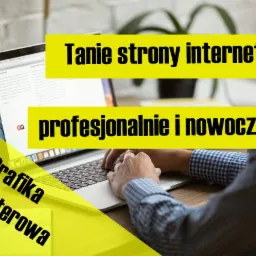 Osoba w niebieskiej koszuli w kratę pisze na laptopie, na ekranie widoczna strona internetowa, żółte nakładki tekstowe z hasłami reklamowymi: 'Tanie strony internetowe profesjonalnie i nowocześnie'...