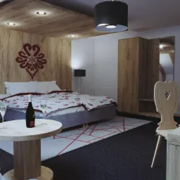 Pokój w stylu góralskim z drewnianą boazerią, wzorem na ścianie za łóżkiem, drewnianymi meblami i lampą na trójnogu, nakryty stół z napojami.