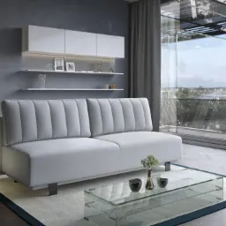 Dwuczęściowa szara sofa z pionowymi przeszyciami na oparciu, ustawiona w nowoczesnym salonie z przeszkloną ścianą i szklanym stolikiem kawowym.