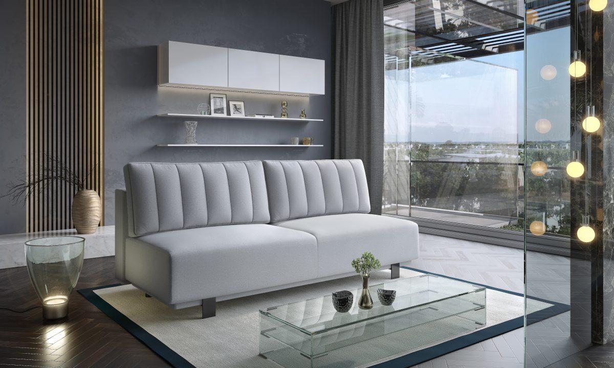 Dwuczęściowa szara sofa z pionowymi przeszyciami na oparciu, ustawiona w nowoczesnym salonie z przeszkloną ścianą i szklanym stolikiem kawowym.