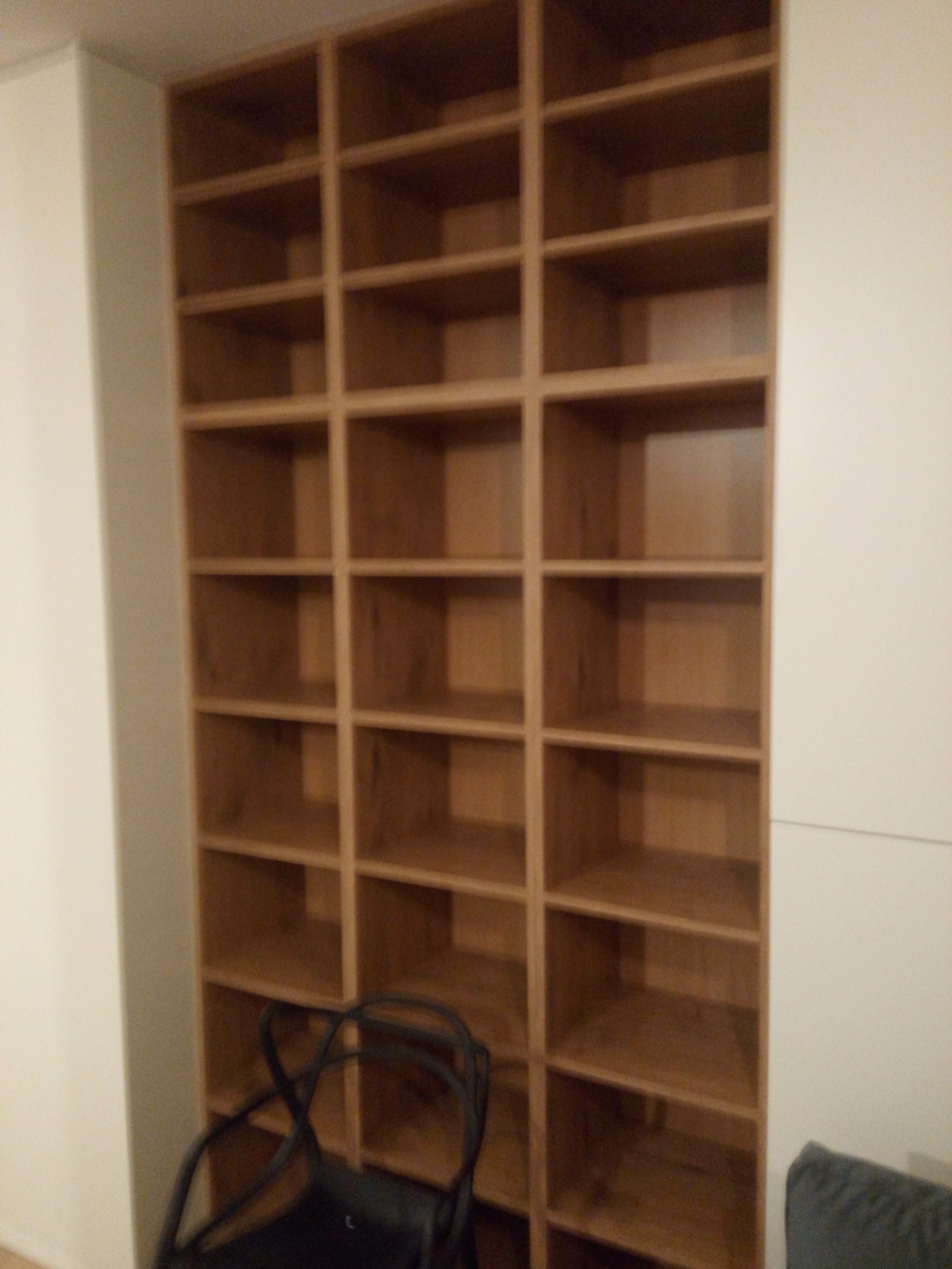 szafa + półki w salonie, połaczenie białego matu z drewnem