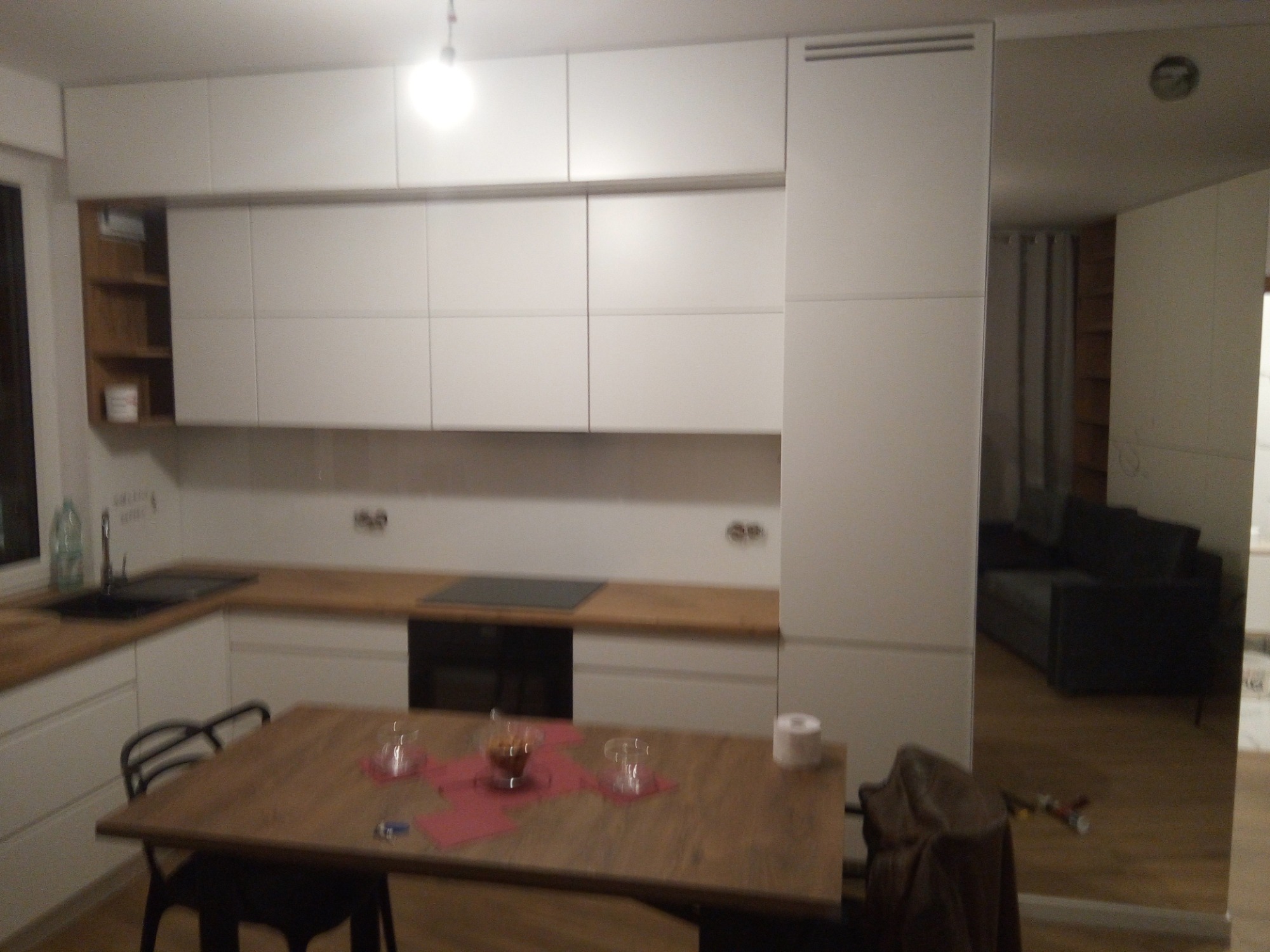 Kolejna kuchnia, połączenie drewna z białem matem