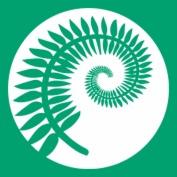 Grafika przedstawiająca spiralnie ułożony liść paproci wewnątrz białego koła na zielonym tle.