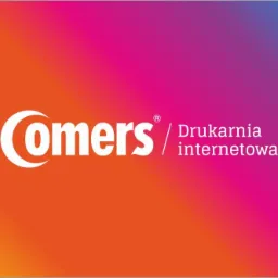 Logo firmy Comers - drukarnia internetowa, na tle gradientu kolorów od pomarańczowego do niebieskiego.