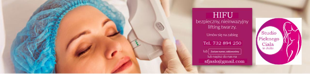 Klientka w czepku ochronnym podczas zabiegu HIFU na twarz, wykonywanego przy użyciu specjalistycznego urządzenia przez osobę w rękawiczkach; w tle reklama zabiegu i logo studia.