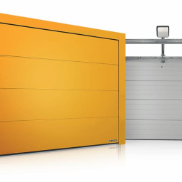 Euro Płot - Dwie segmentowe bramy garażowe: jedna żółta z poziomymi przetłoczeniami i czarnym paskiem u góry, druga szara, częściowo otwarta, z widocznymi sprężynami i oświetleniem.