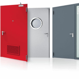 Euro Płot - Trzy różne drzwi wewnętrzne: czerwone z kratką wentylacyjną, szare z okrągłym okienkiem i grafitowe z szybą oraz numerem 25, wszystkie z metalowymi klamkami.
