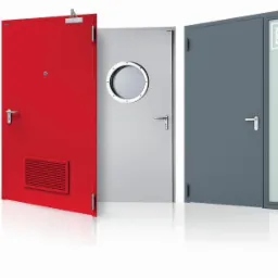 Trzy różne drzwi wewnętrzne: czerwone z kratką wentylacyjną, szare z okrągłym okienkiem i grafitowe z szybą oraz numerem 25, wszystkie z metalowymi klamkami.