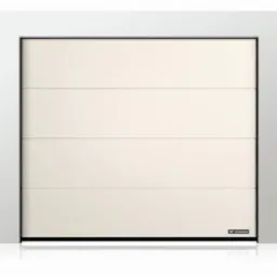Zamknięta, segmentowa brama garażowa w kolorze kremowym, z czterema poziomymi panelami, w białej ramie. Widoczne logo producenta w prawym dolnym rogu.