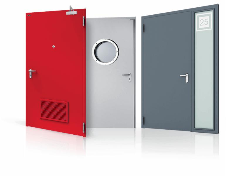 Trzy różne drzwi wewnętrzne: czerwone z kratką wentylacyjną, szare z okrągłym okienkiem i grafitowe z szybą oraz numerem 25, wszystkie z metalowymi klamkami.