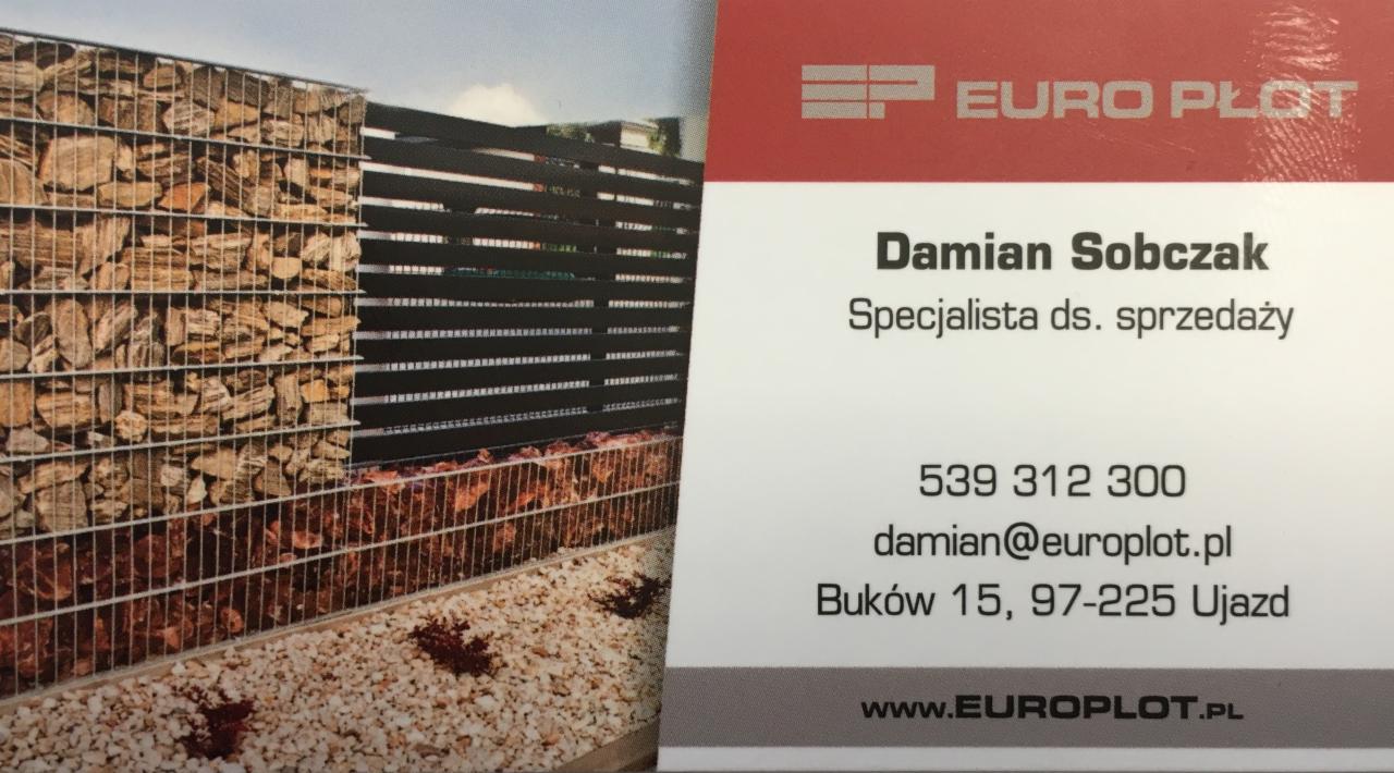 Wizytówka firmy Euro Płot prezentująca fragment ogrodzenia gabionowego z wypełnieniem kamiennym oraz ogrodzenia panelowego z poziomych listew, z widocznymi danymi kontaktowymi: imieniem...