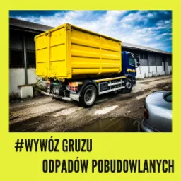 Żółty kontener na gruz umieszczony na niebieskiej ciężarówce, zaparkowanej na placu z kałużami, widok z tyłu.