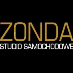 Złoty napis 'ZONDA' nad białym napisem 'STUDIO SAMOCHODOWE' na czarnym tle.