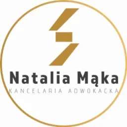 Logo Kancelarii Adwokackiej Natalia Mąka z abstrakcyjnym symbolem w kolorze złotym, umieszczone w złotym okręgu.