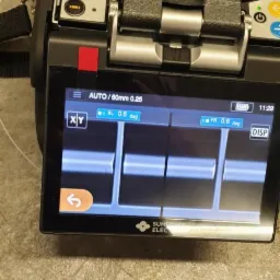 Automat do spawania światłowodów Sumitomo Electric T-57 z widocznym ekranem prezentującym proces łączenia.