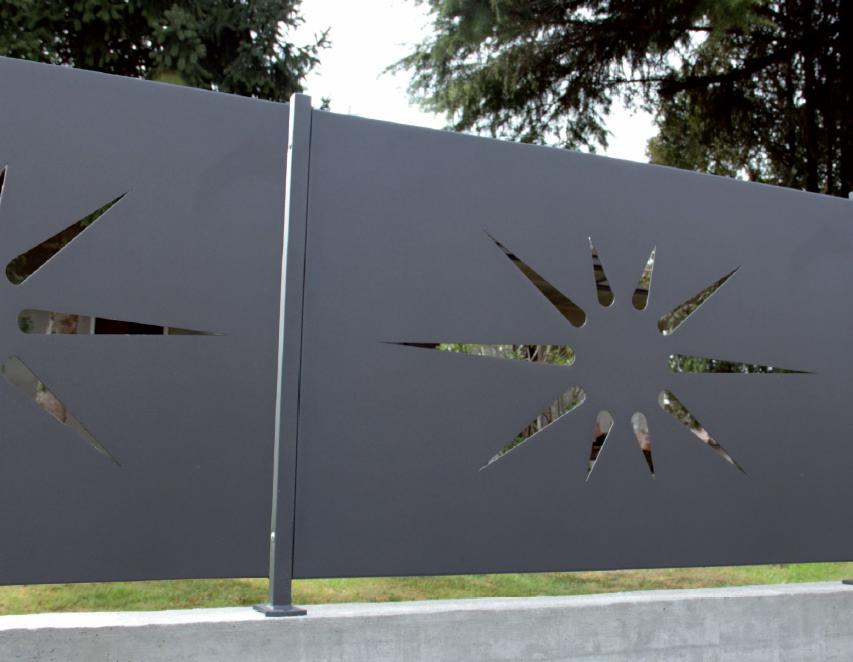 Grafitowe przęsło z laserowo wycinanym wzorem gwiazdy i strzałek, zamontowane na betonowej podmurówce, widok z bliska.