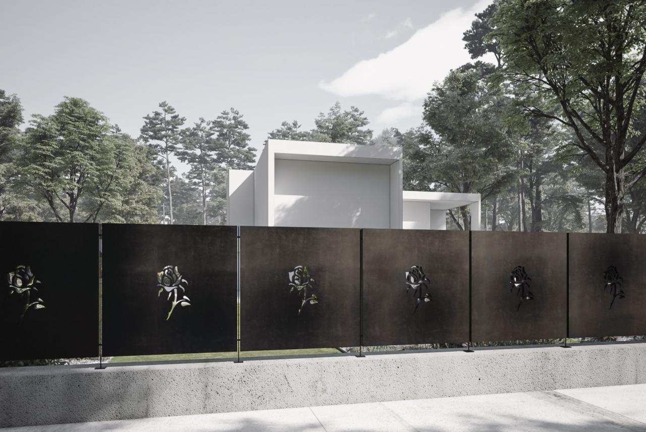 Nowoczesne, ciemne panele ogrodzeniowe z wyciętymi motywami róż, na tle minimalistycznego domu i drzew