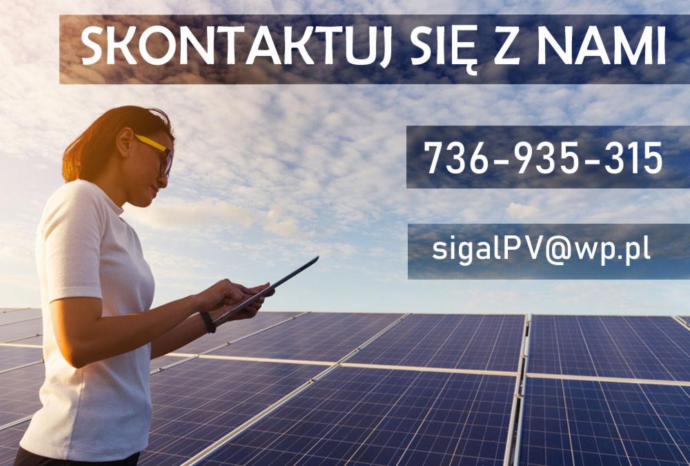 Kobieta w okularach obsługuje tablet na tle instalacji paneli słonecznych, kontakt telefoniczny i adres email na niebie.