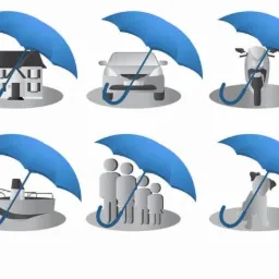 Graficzna reprezentacja różnych rodzajów ubezpieczeń: dom, samochód, motocykl, łódź, grupa osób i pies, wszystkie chronione pod błękitnymi parasolami.
