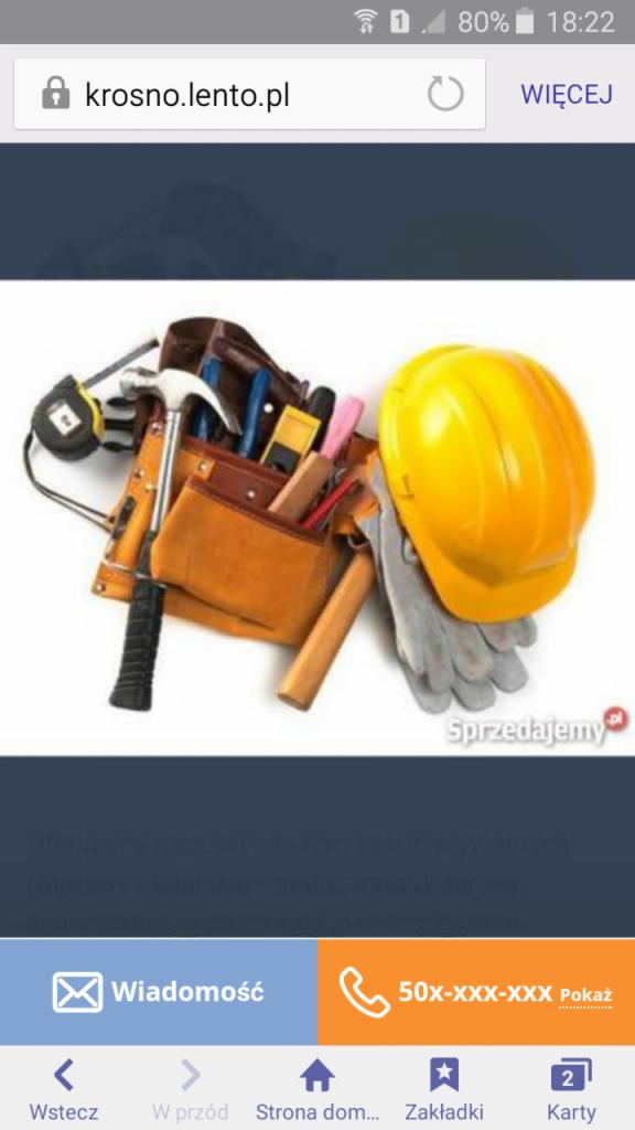 Pas z narzędziami, młotek z czarną rączką, miara zwijana, żółty kask budowlany i szare rękawice robocze na białym tle, ujęcie z góry.