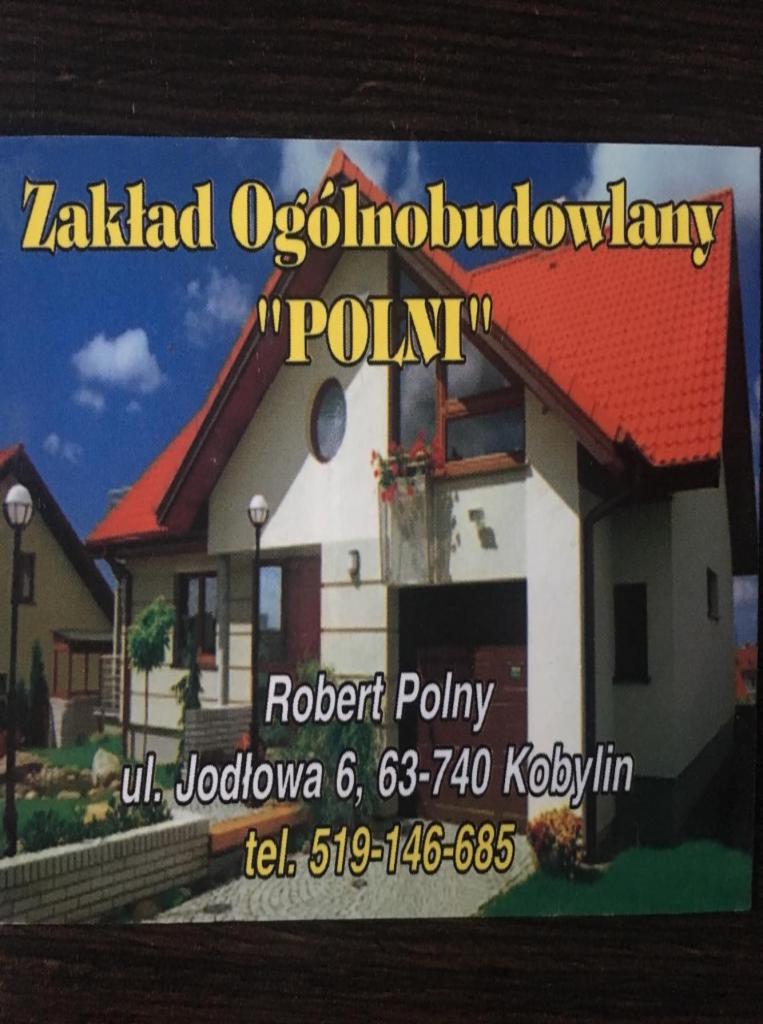 Wizytówka firmy budowlanej 'POLNI' z adresem i numerem telefonu, prezentująca zdjęcie domu z czerwoną dachówką na tle błękitnego nieba.