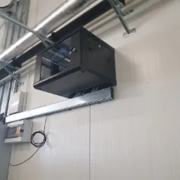 Zamontowana szafa rack z okablowaniem w pomieszczeniu technicznym w Wąpielsku, widoczna instalacja elektryczna i zabezpieczenia.