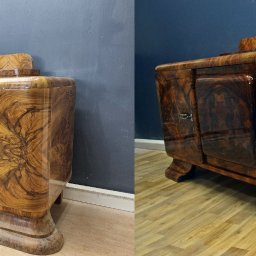 Art-Wood Renowacja Drzwi schodów mebli - Art Deco kredens z fornirem o bogatym rysunku drewna, uchwyty w kolorze srebra, widoczne zarysowania i niedoskonałości na powierzchni.