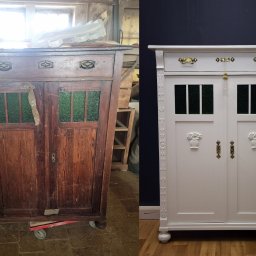 Art-Wood Renowacja Drzwi schodów mebli - Renowacja szafki: porównanie stanu przed i po odnowieniu, z widocznymi detalami ozdobnymi i zmianą koloru na biały.