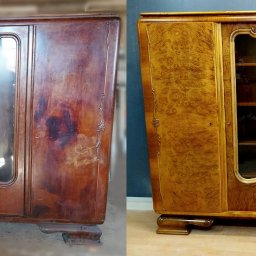 Art-Wood Renowacja Drzwi schodów mebli - Porównanie stanu starej, drewnianej szafy z przeszklonymi drzwiczkami przed i po renowacji, ukazujące różnicę w kolorze i wykończeniu drewna.