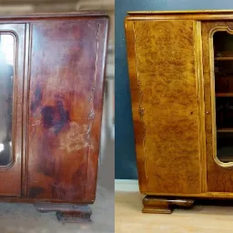 Porównanie stanu starej, drewnianej szafy z przeszklonymi drzwiczkami przed i po renowacji, ukazujące różnicę w kolorze i wykończeniu drewna.